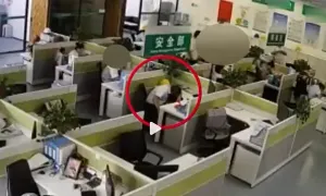 Kiện công ty sau khi bị đuổi việc vì ngủ một tiếng trong giờ làm Kiện công ty sau khi bị đuổi việc vì ngủ một tiếng trong giờ làm