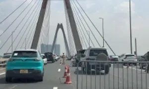 Va chạm liên hoàn trên cầu Nhật Tân, một người nước ngoài tử vong